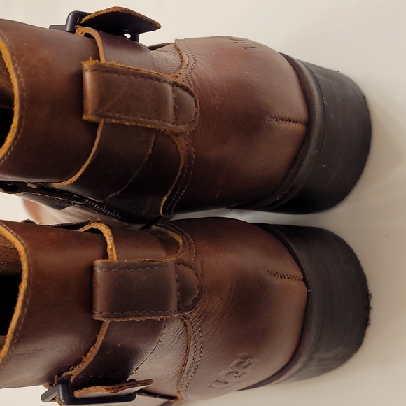 Ugg Barnett ankle boot. - Picture 6 of 7